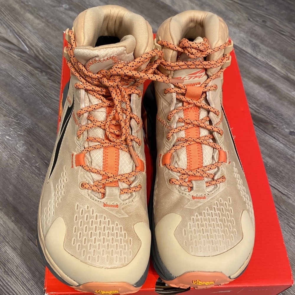 Women’s Altra Olympus 5 Hike Mid GTX never worn size 8!